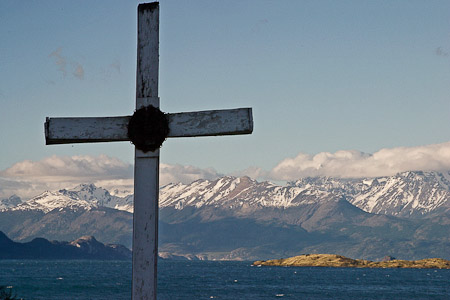 Vista del lago desde el cementario / Looking out at the lake from the cemetery